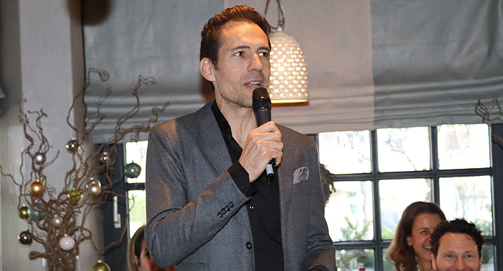 Alexander Mazza führte durch das Programm des Christmas Charity Lunch zugunsten der McDonald’s Kinderhilfe Stiftung am 12.12.2022 im Restaurant Käfer-Schänke in München (gFoto:Martin Schmitz)